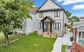5 Bedrooms Modern Oasis In Downtown Area